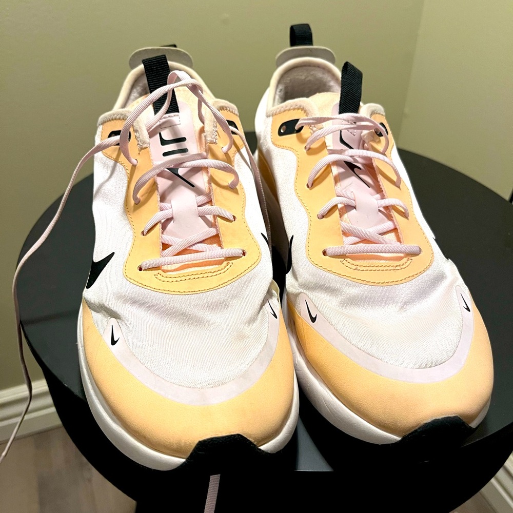 Women’s size 8 Nike air Max